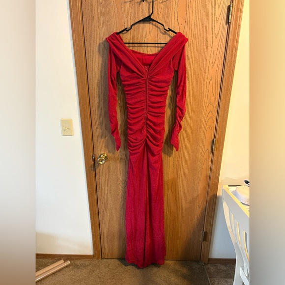 Stunning Red Floor Length Long Sleeve Off the Shoulder Dress - Picture 5 of 8